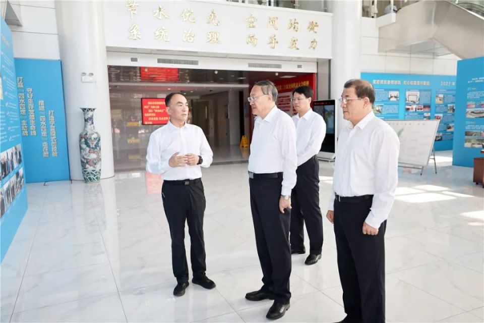 李邑飞调研资源开发利用生态环境保护等工作并主持召开座谈会 坚持