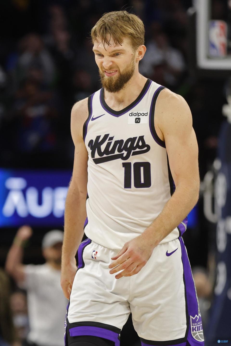 本场比赛,国王内线小萨博尼斯出战39分半,投篮11中10,罚球6中5,拿到25