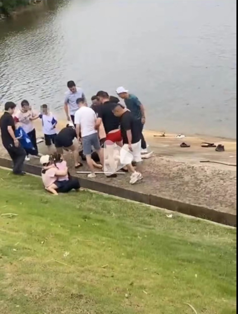 他透露,大概是17点05分至17点10分左右,两个双胞胎男孩先落水了,孩子