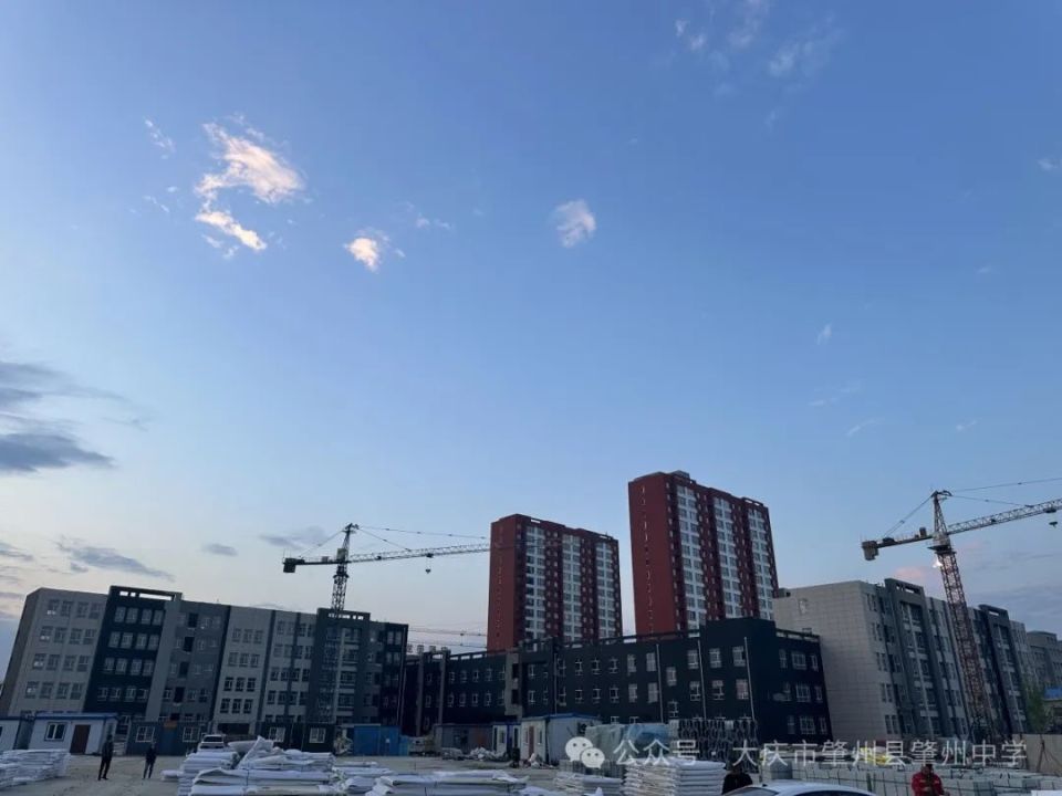 黑龙江省肇州县肇州中学新校区正在进行紧张的后期施工