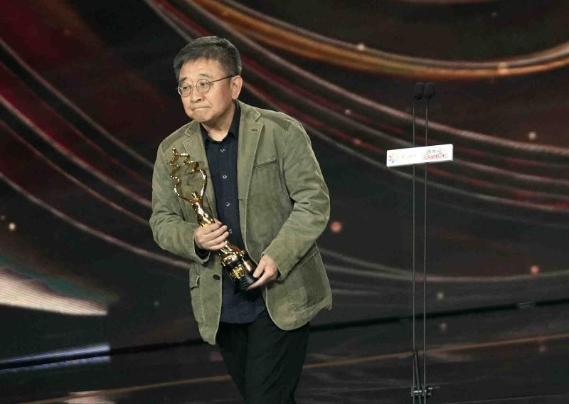 “天坛奖”十大奖项揭晓：《白塔之光》夺得五项荣誉，张艺谋获终身成就奖_腾讯新闻