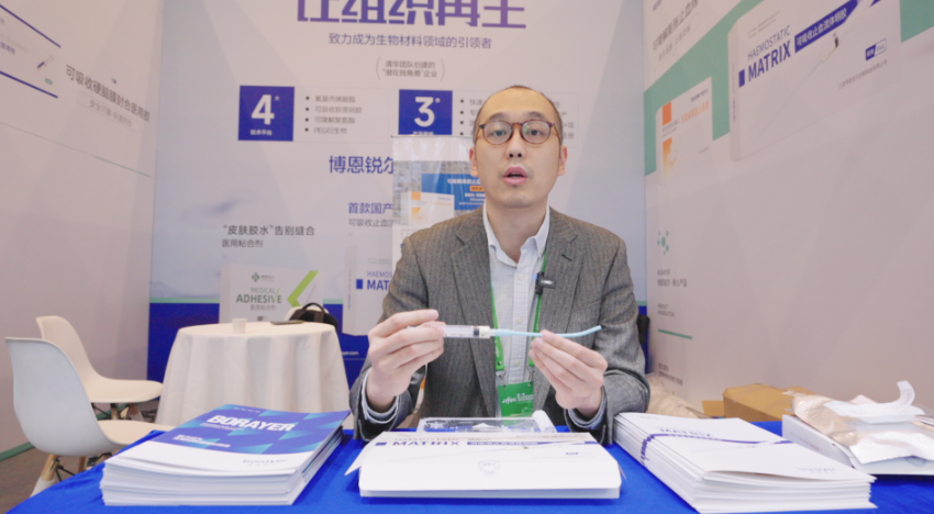 "江西博恩锐尔生物科技有限公司商务总监周国元拿着一个针筒类型的