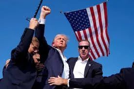 川普周六在竞选活动中遭枪击:轻伤人安全