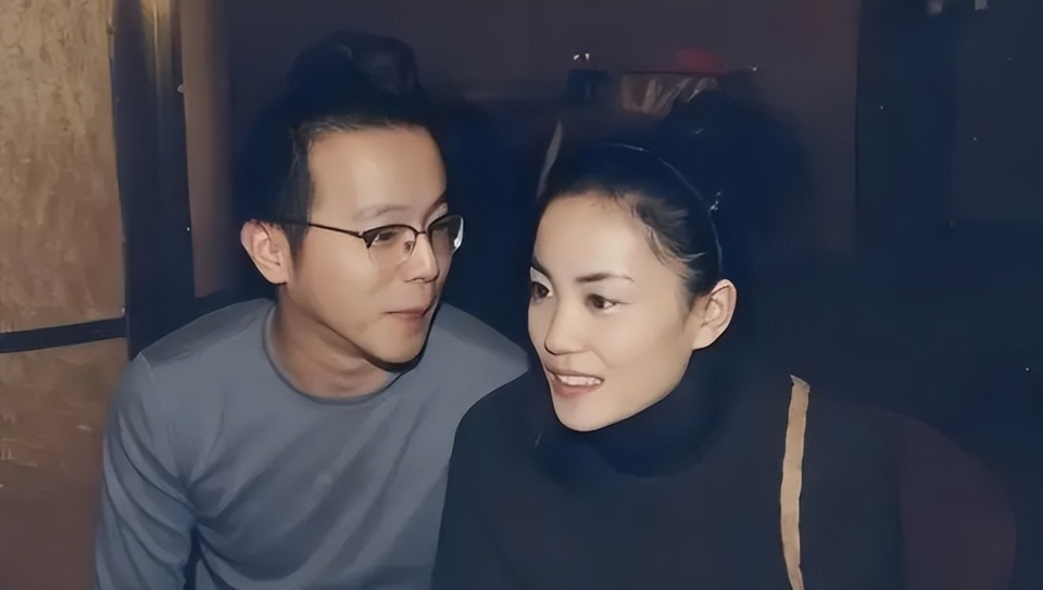 想当年,窦唯是有女朋友的人,而王菲正和窦唯的好哥们栾树在一起.