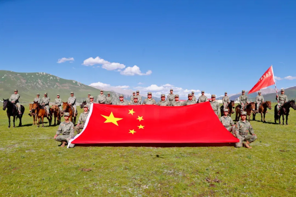 这面国旗,从天安门广场"飘"到了骑兵连马背上