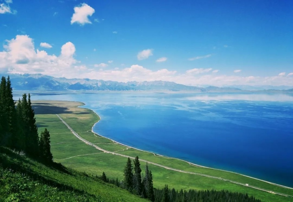 新疆博州赛里木湖景区:为保护草场和因天气转冷,8月15日起暂停露营