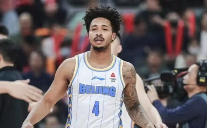 北京男篮又遭重创水货外援亚当斯半场16分爆发受伤被搀扶下场