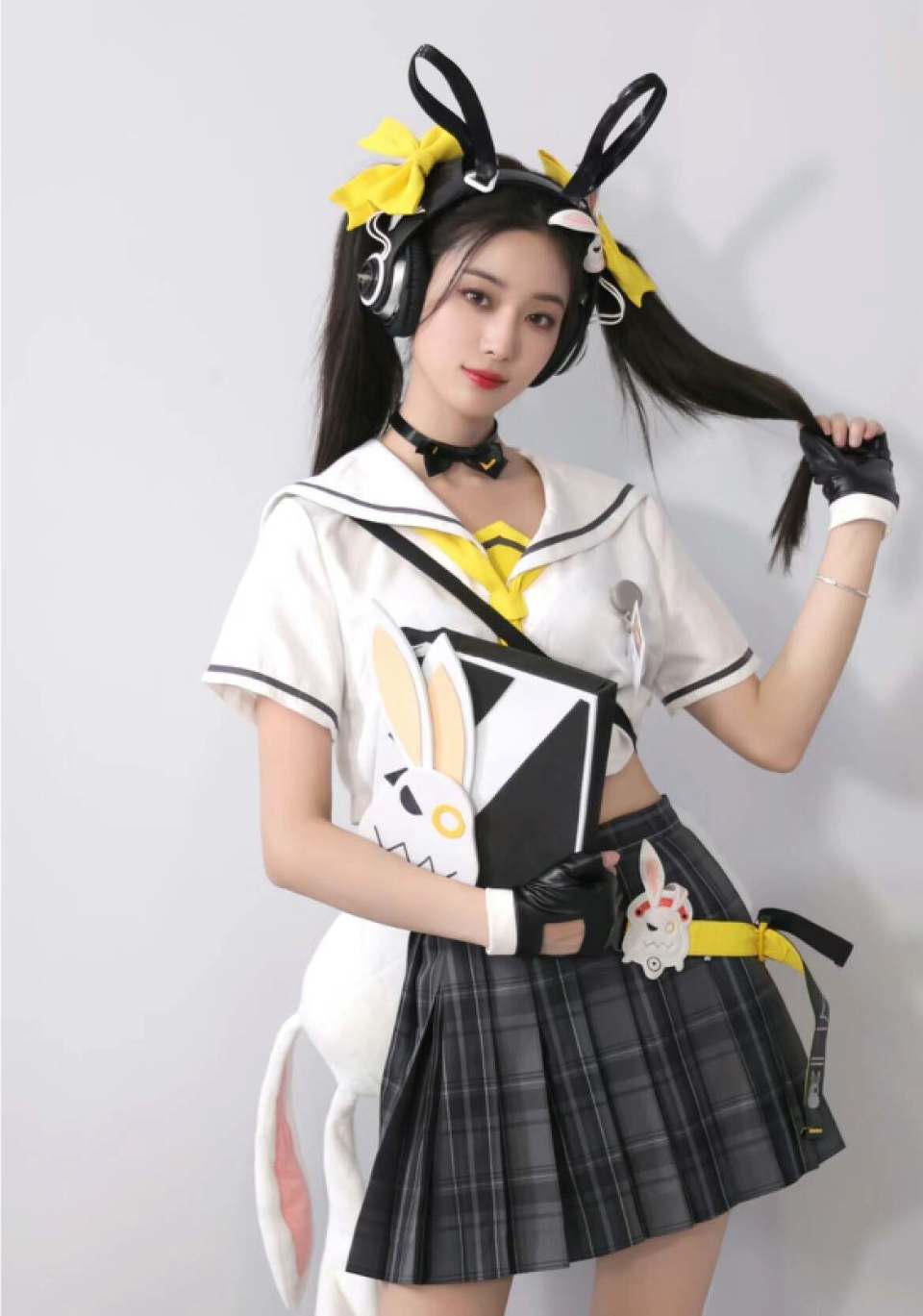 徐艺洋cos安琪拉绝美,二次元少女超好看,身材火辣,还抱着玩偶