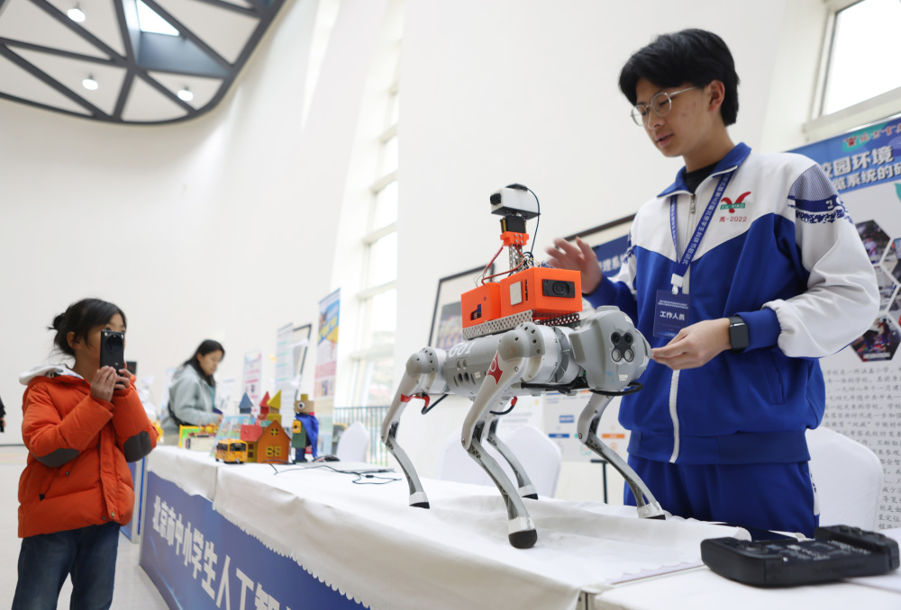 学校为缓解车流,实施各年级分段错峰放学,并山痪