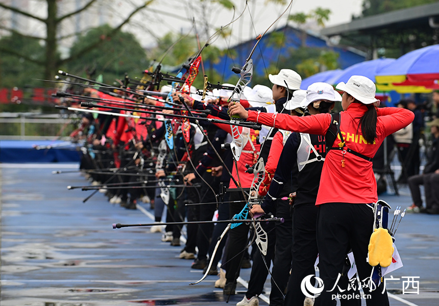 人民网 雷琦竣摄射箭运动员在认真比赛.人民网 雷琦竣摄比赛现场.