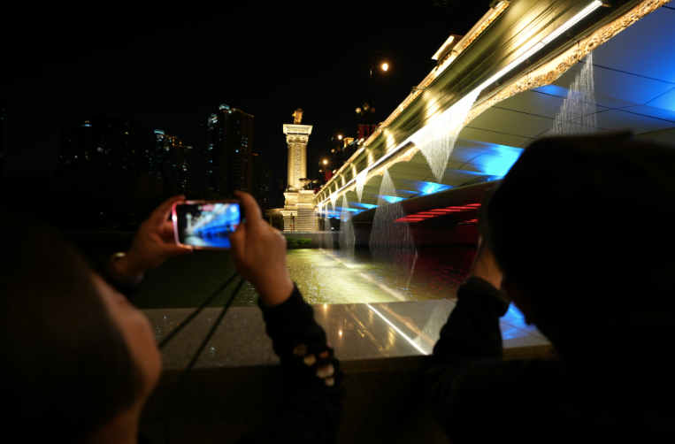 travel in light"首届上海国际光影节,届时,在普陀区包括武宁路桥在内