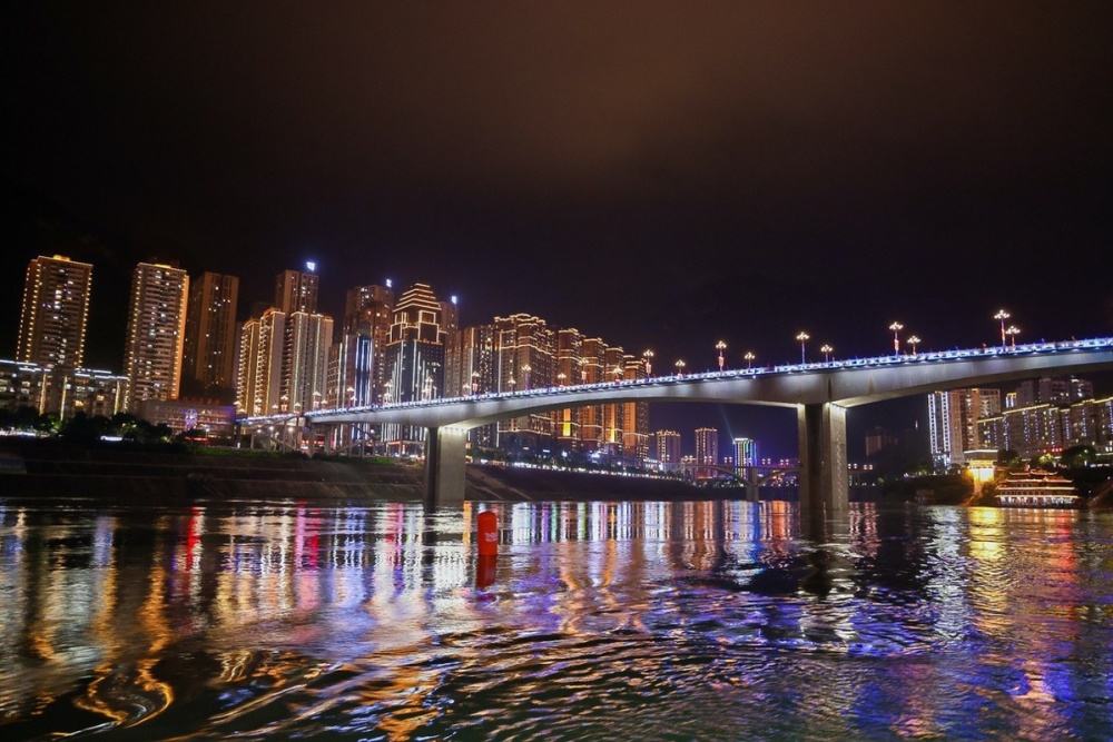 彭水滨江路夜景图片