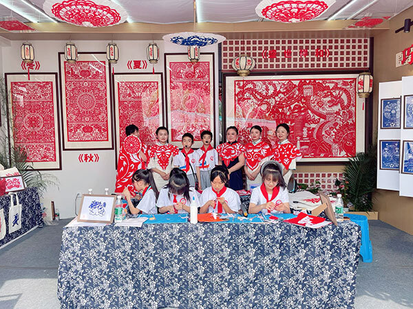 广安经开区第一小学校剪纸工作坊参加广安市第六届中小学生艺术展演