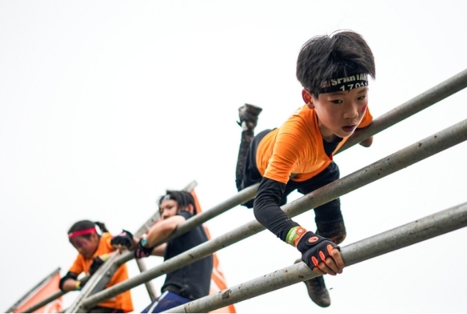 9岁独臂男孩参加斯巴达比赛获得第二名母亲:他目标是代表中国参加残奥