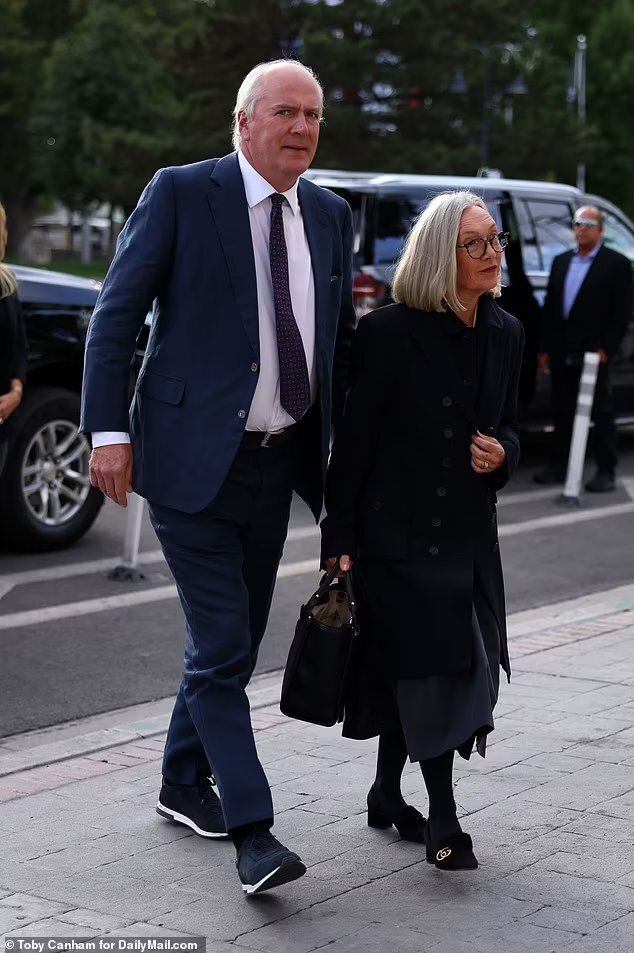 93岁默多克牵手第五任妻子出庭,为维护选定继承人,和其他3个孩子对峙