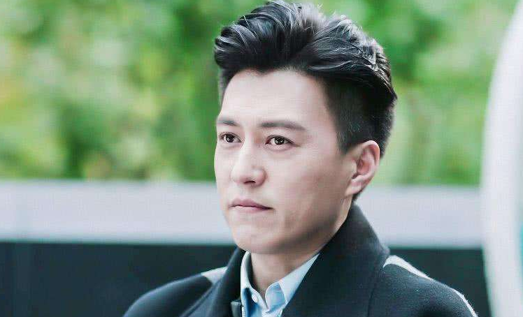 47岁靳东的发型告诉我们:中年男性有刘海更气质减龄不油腻_腾讯新闻