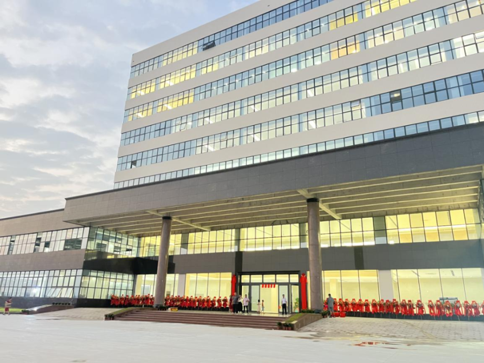 位于平南的休闲智能工厂项目公司占地6000多平方米,生产车间,员工