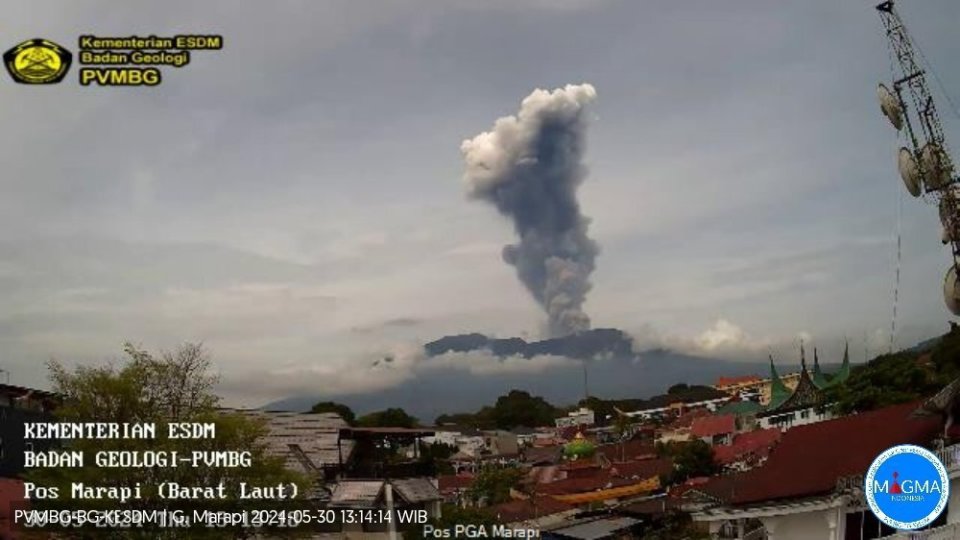 印尼马拉皮火山喷发 火山灰柱高度达2000米