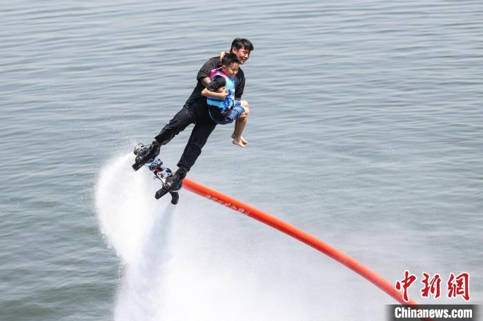 山西太原:汾河上演"水上飞人"精彩纷呈