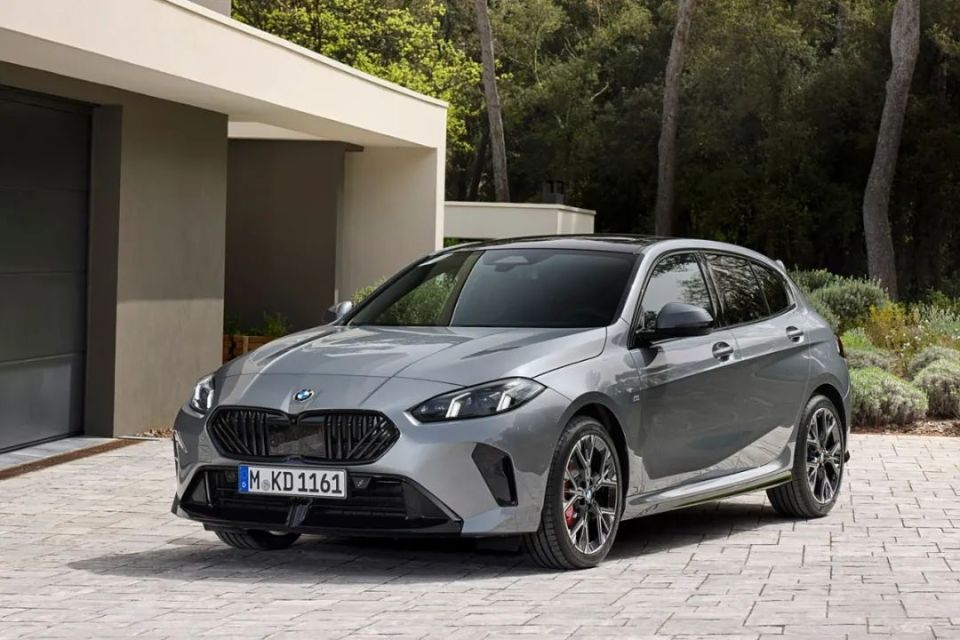 宝马最近发布了第四代1系官图,外观设计就挺一言难尽的.