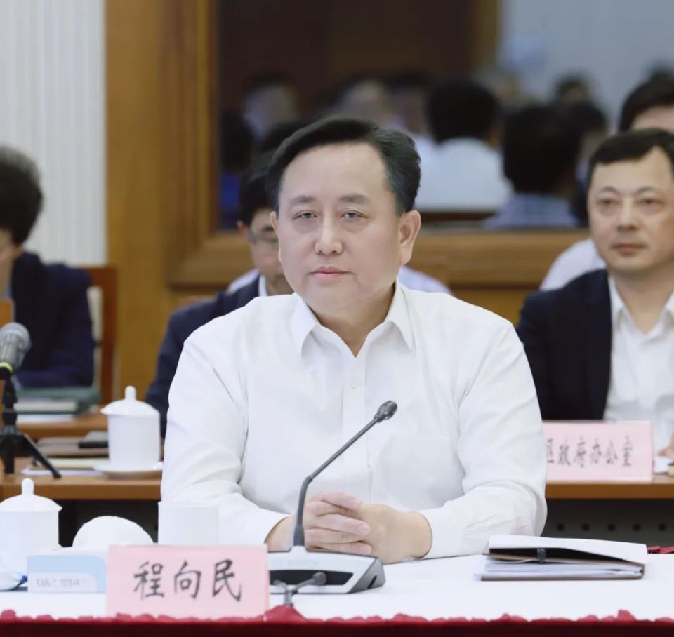 州2024年东西部协作联席会议举行,程向民刀文出席并讲话,王靖主持