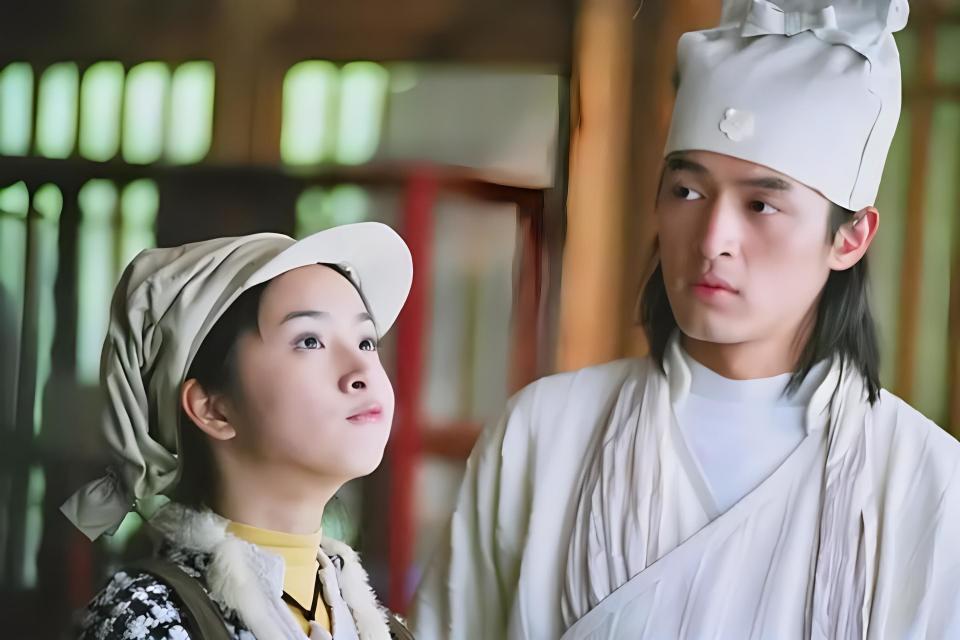 如果说郑元畅是林依晨在宝岛娱乐圈的cp,那么胡歌就是她在内娱的"官配