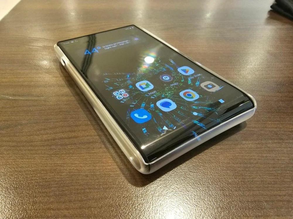 摩托罗拉rizr概念机上手整齐地收起的可卷曲手机