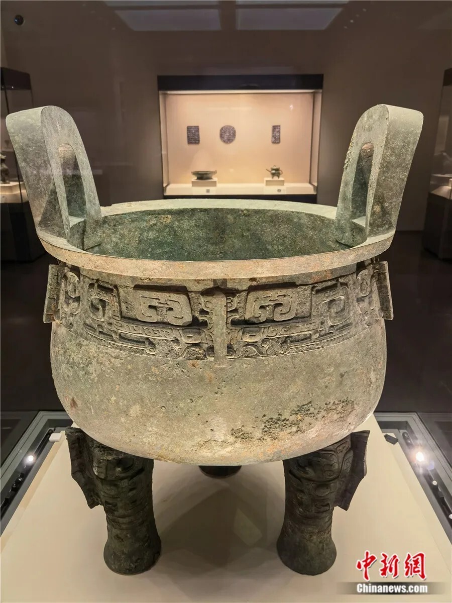 中国国家博物馆展出的子龙鼎.受访者供图子龙鼎上有"龙"字铭文.