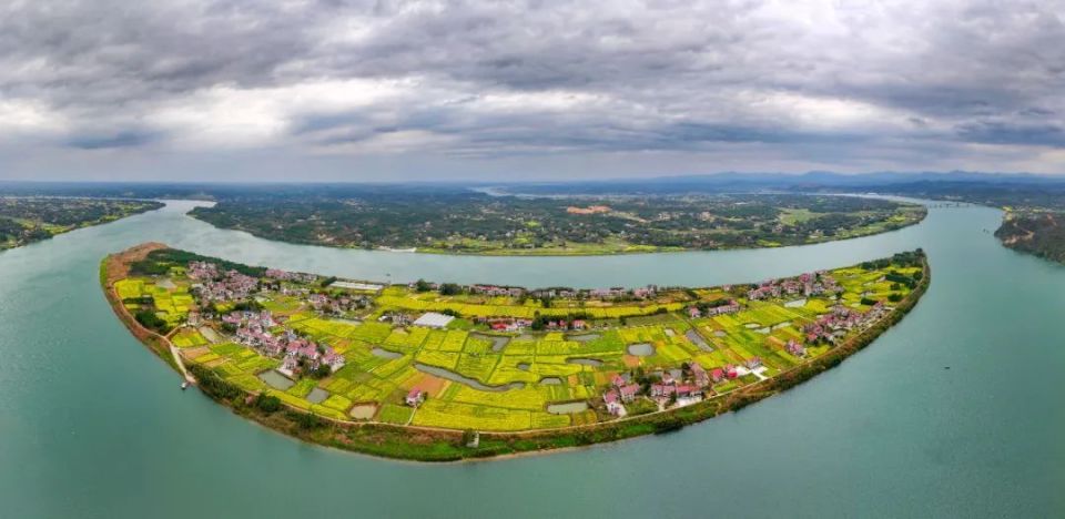 湖南日报全媒体记者 郭立亮 摄四月是满目翠绿的花开时节春风轻拂过