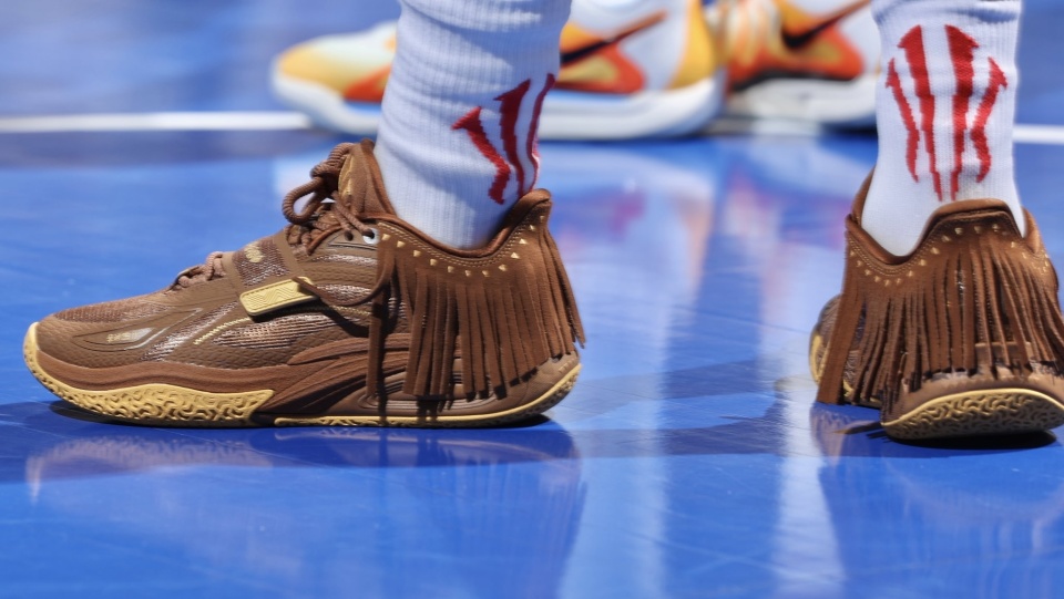 欧神仙上脚欧文一代"chief hélà"部落配色 神似此前流苏定制