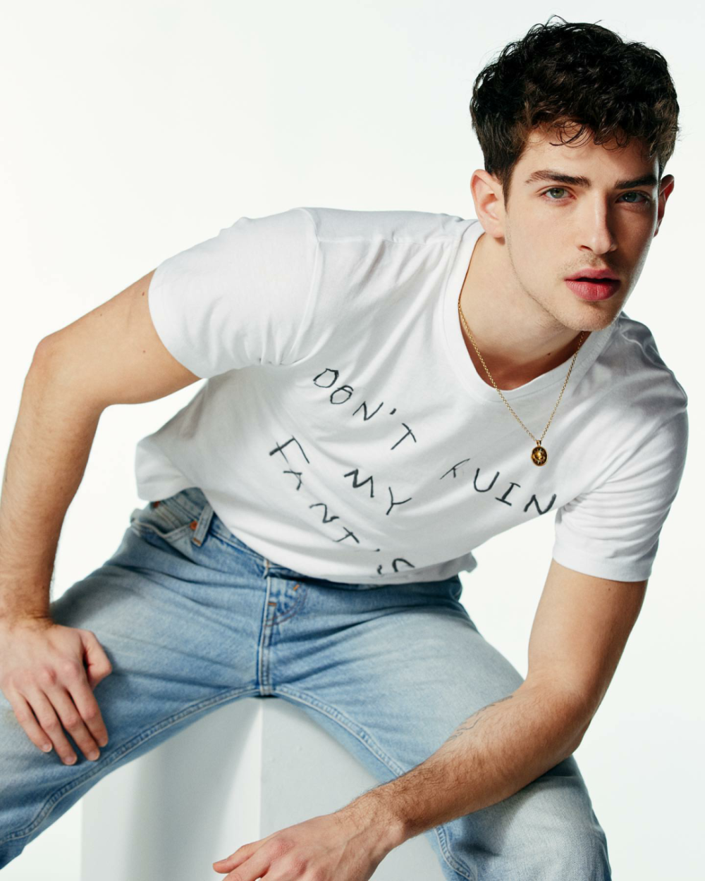 《名校风暴》西班牙帅哥马努·里奥斯,时尚新宠双眸电力十足_腾讯新闻