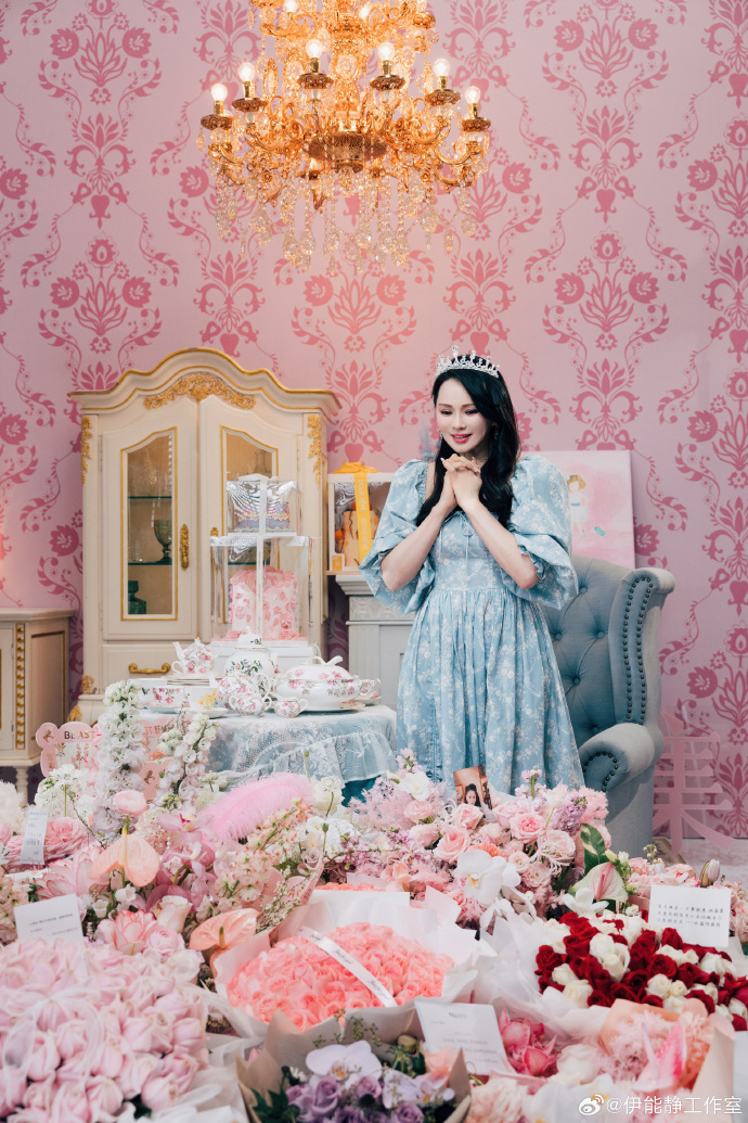 伊能静晒照庆55岁生日,置身花海超浪漫,笑容甜美宛如少女_腾讯新闻