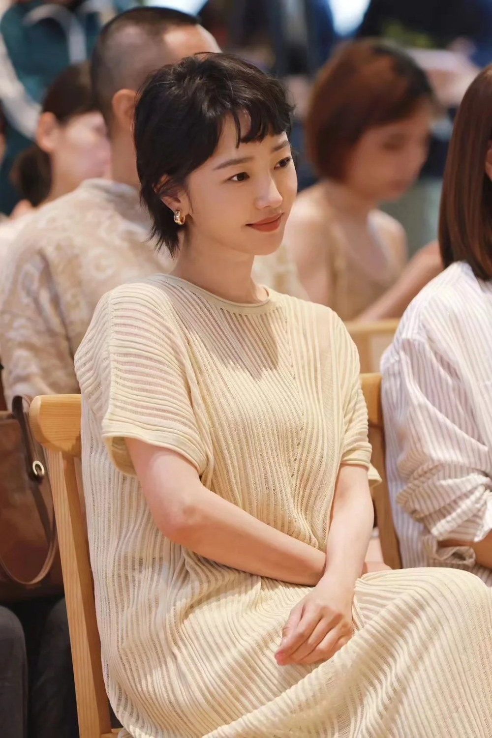 41岁白百合短发造型洋气极了!这状态谁不羡慕?时尚感也信手拈来