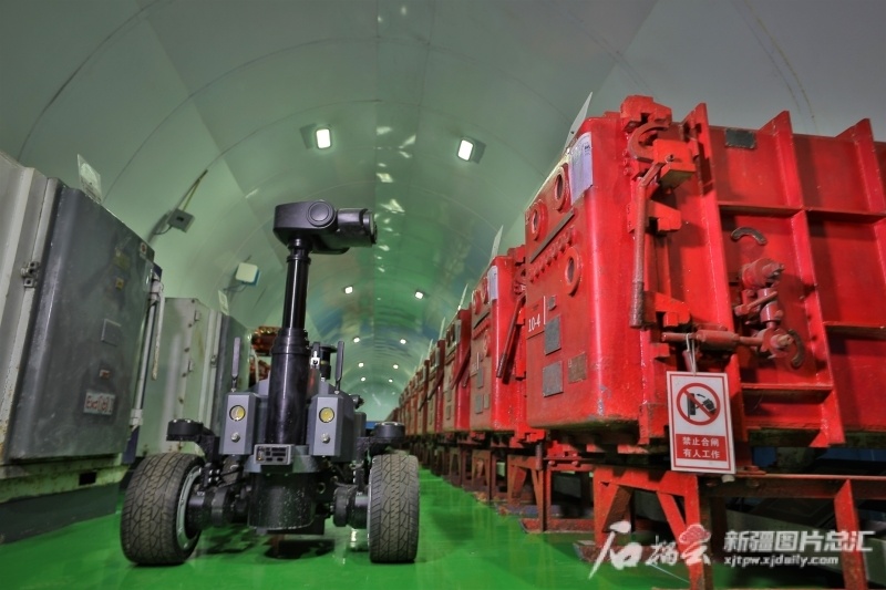 国能新疆公司乌东煤矿的防爆智能巡检机器人在井下开展监测工作.