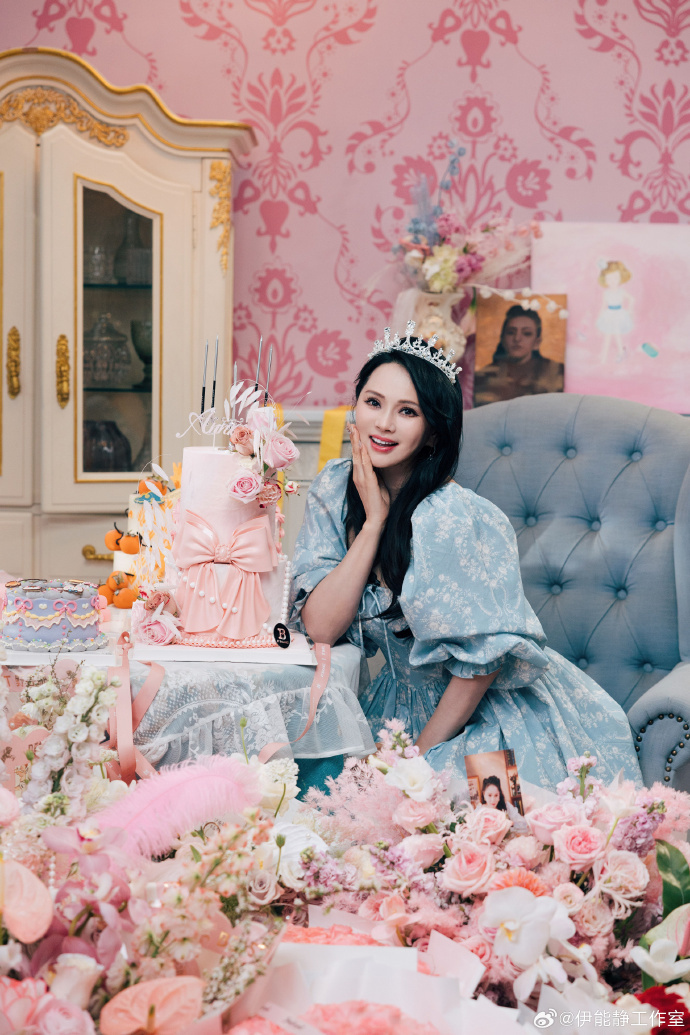 伊能静晒照庆55岁生日,置身花海超浪漫,笑容甜美宛如少女_腾讯新闻