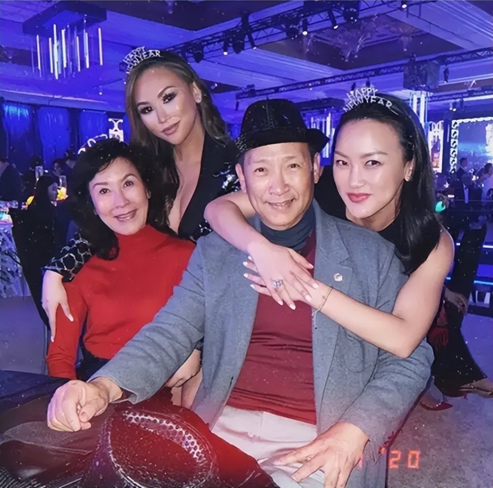 王宣琳一家四口,右一为王宣懿2006年,王宣懿加入金鹰国际集团,并于