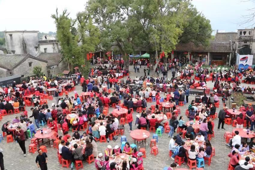 深圳近4000人齐聚大鹏所城共享将军宴