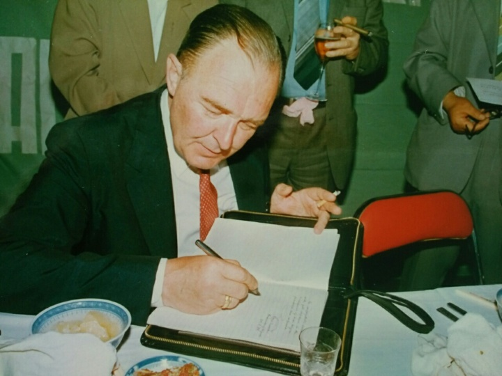 保罗 · 杨森博士保罗 · 杨森博士写下了这样的留言:"我不知道该