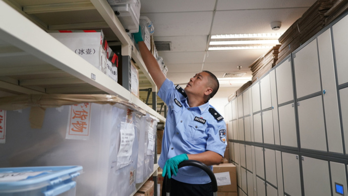 新型毒品层出不穷，这名上海缉毒警察如何在“刀尖”制胜？_腾讯新闻