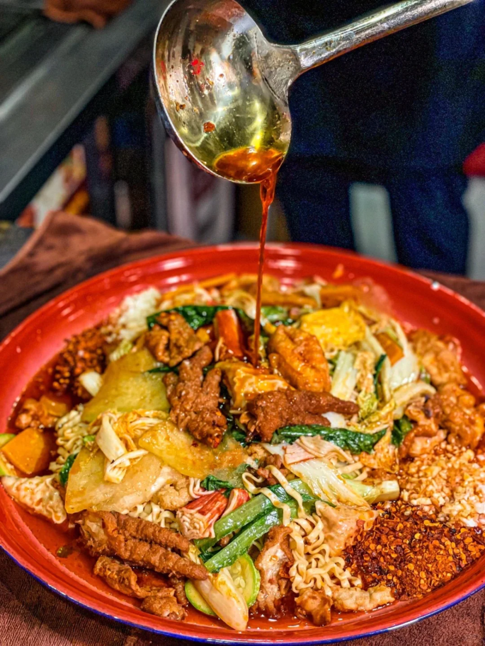 各地的厨师根据当地食材和口味特点,对麻辣烫进行了创新和改良,使其