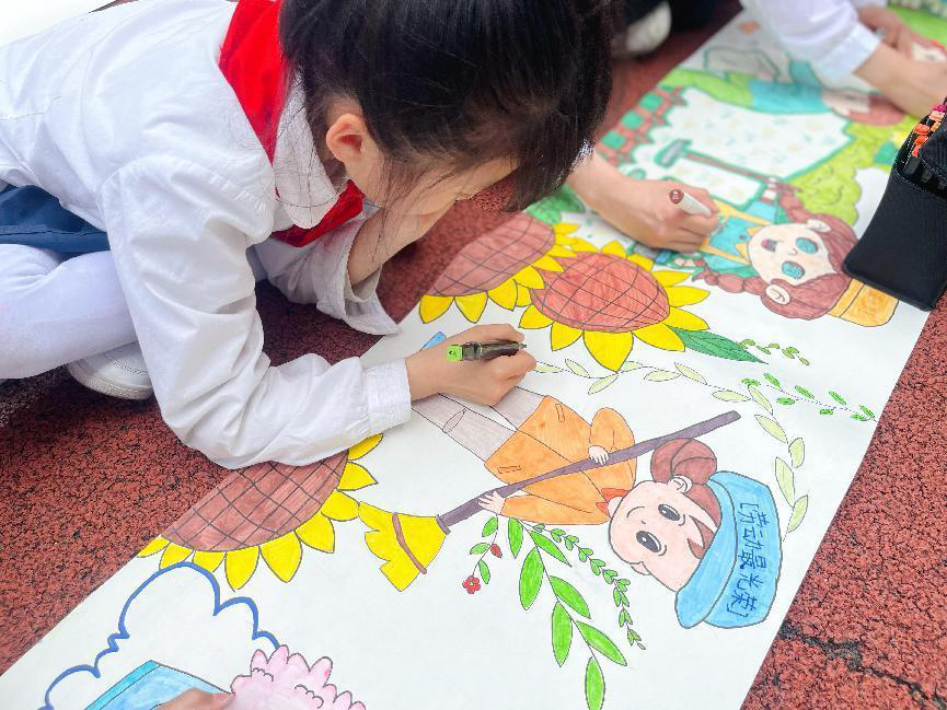 小画家们的作品,线条流畅,色彩鲜明,无不表