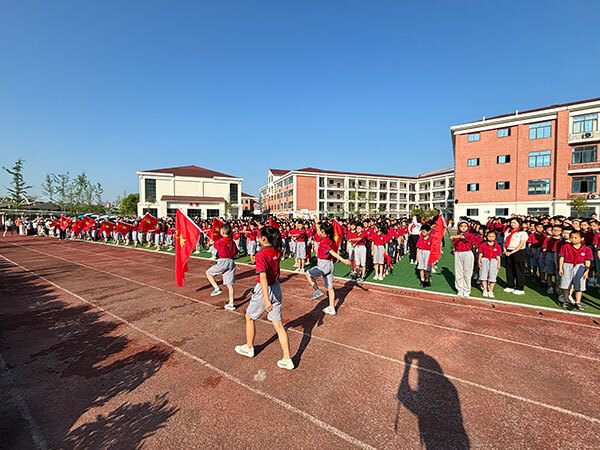 广安经开区第一小学校举行新队员入队仪式暨表扬活动