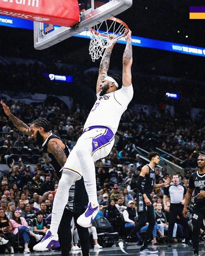 NBA杯：湖人险胜马刺 詹皇连4场三双刷爆纪录浓眉40+12_腾讯新闻