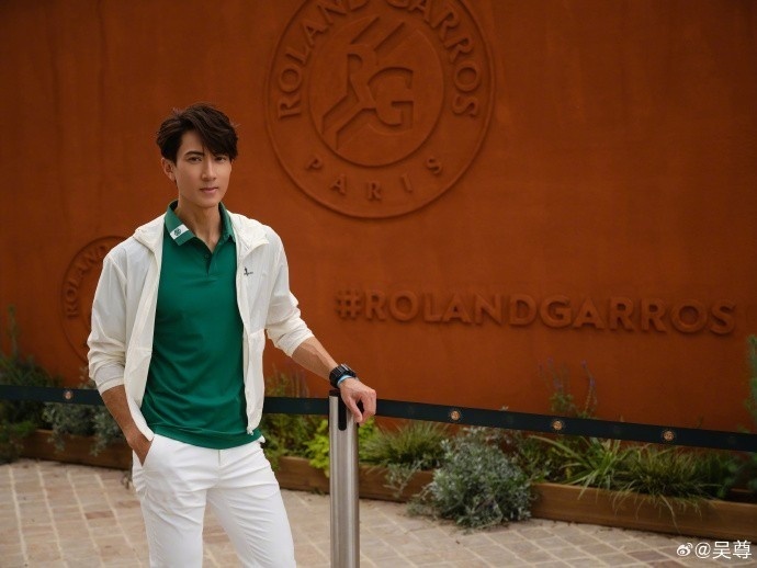 真爱网球!吴尊现场观战法网为张帅加油&晒与张帅合照