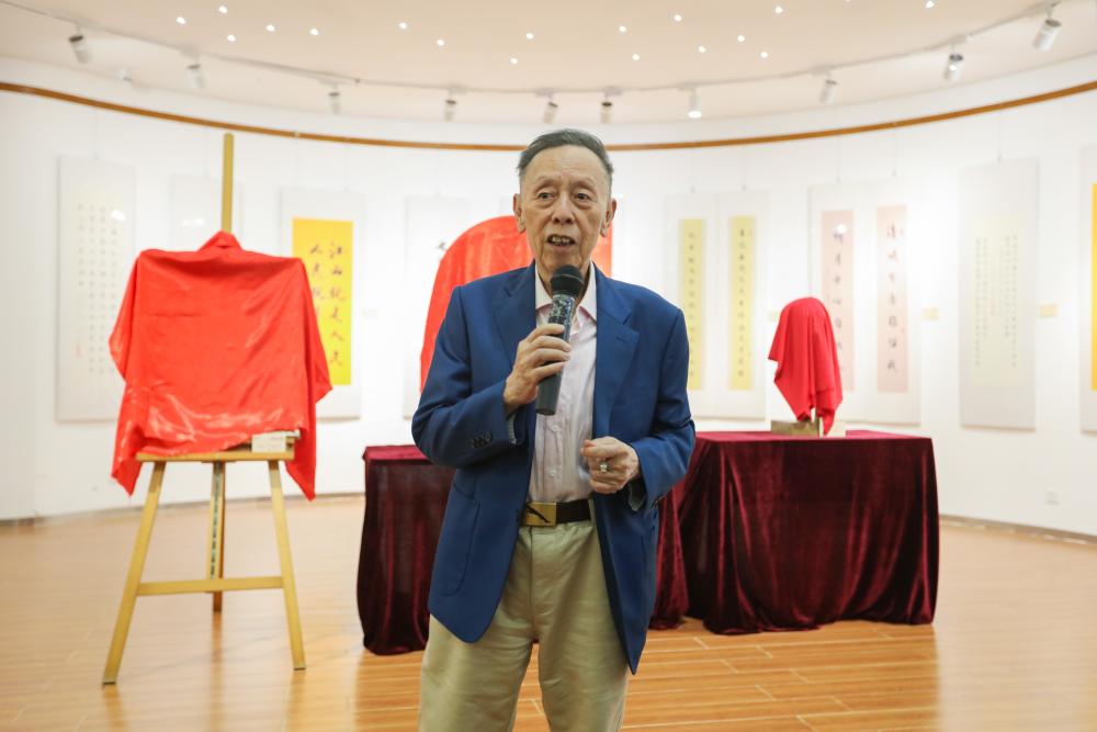 被相声"耽误"的书法家|黄俊英书法展开幕了_腾讯新闻