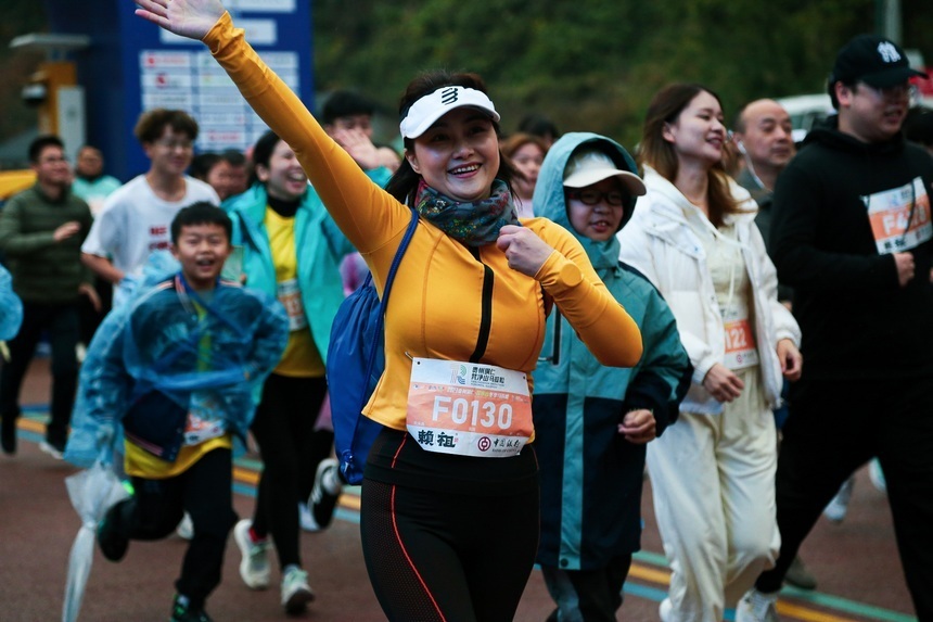 近万名选手参赛2023贵州铜仁梵净山冬季马拉松活力开跑