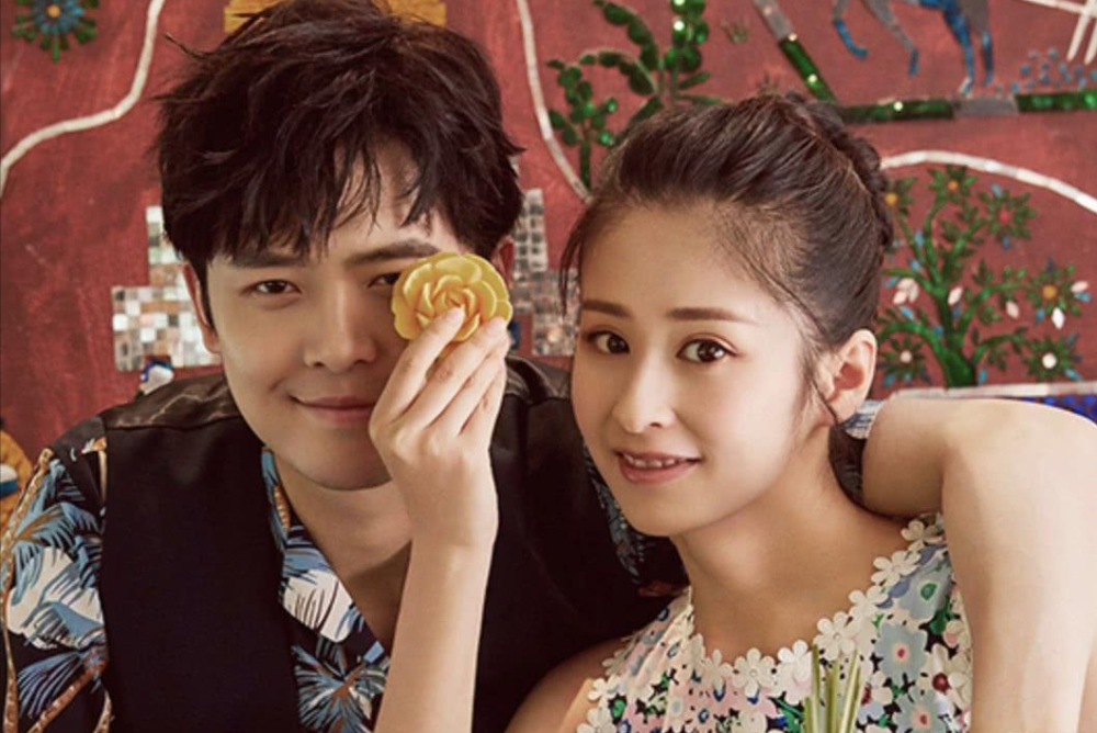 35岁颖儿一家三口庆生,男帅女美很年轻,网友:蛋糕钱一人一半?