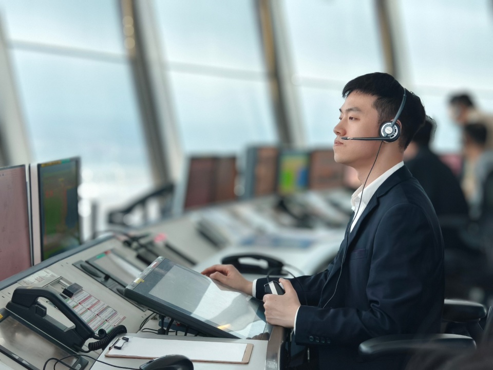 揭秘塔台管制员一个人同时盯十几架飞机航路图在纸上画到准确无误才能