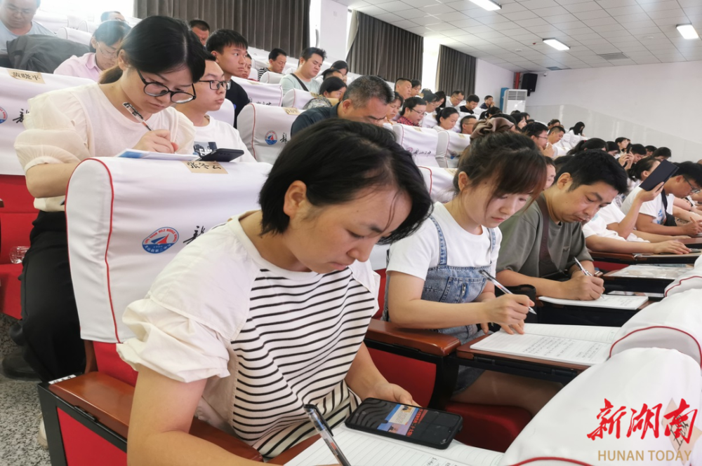 龙山二中400余名教师暑期集中充电