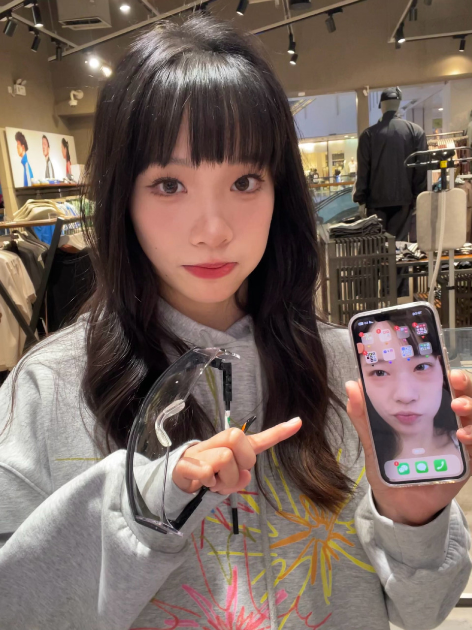 爱的画面让网友们纷纷留言点赞:"超漂亮,妹妹什么时候出个眼妆教程啊?